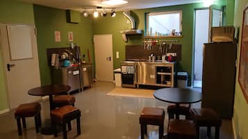 Microwave, oven, stovetop, cookware/dishes/utensils