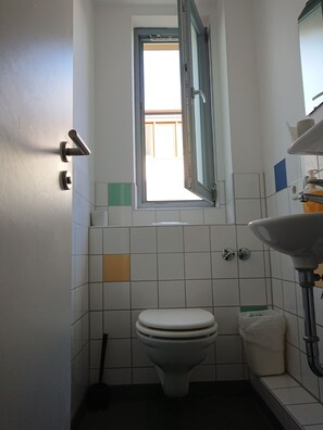Shared Dormitory, Shared Bathroom (8 Beds) | Bathroom