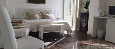 Chambre Confort, balcon, vue mer (Amalfi) | Couette en duvet d'oie, articles gratuits dans le mini-bar, bureau