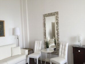 Quarto conforto, vista para o mar (Paestum) | Edredons de pluma, frigobar (abastecido com itens grátis), escrivaninha