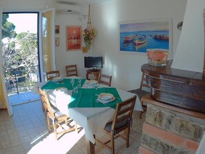 Dining - Comfortable apartment with garden 1km from the sea. (Marina di Castagneto Carducci)