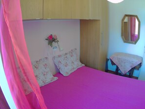 2 bedrooms, iron/ironing board, bed sheets