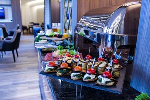 อาหารเช้าแบบอังกฤษทุกวัน (AMD 30000 ต่อคน)