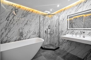 Kamar Quadruple Keluarga | Kamar mandi | Perlengkapan mandi gratis, pengering rambut, sandal, dan handuk