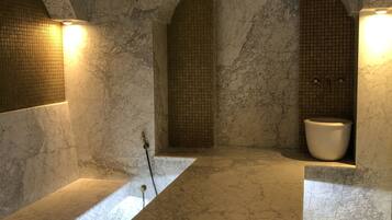 Un sauna, baño turco, masajes tailandeses