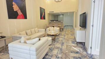 Quarto quádruplo presidencial | Cofres nos quartos, escrivaninha, espaço de trabalho para notebook