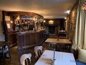 Bar (on property) - The Half Moon Inn (Templecombe)