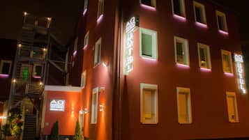 Depan hartanah - siang/malam