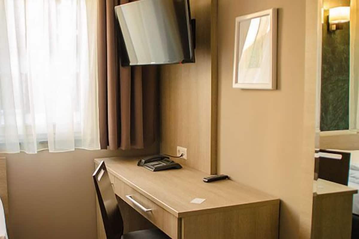 In-room safe, soundproofing, free WiFi