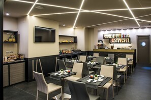 Buffet breakfast for a fee - Hotel Matilde - Lifestyle Hotel (Naples)