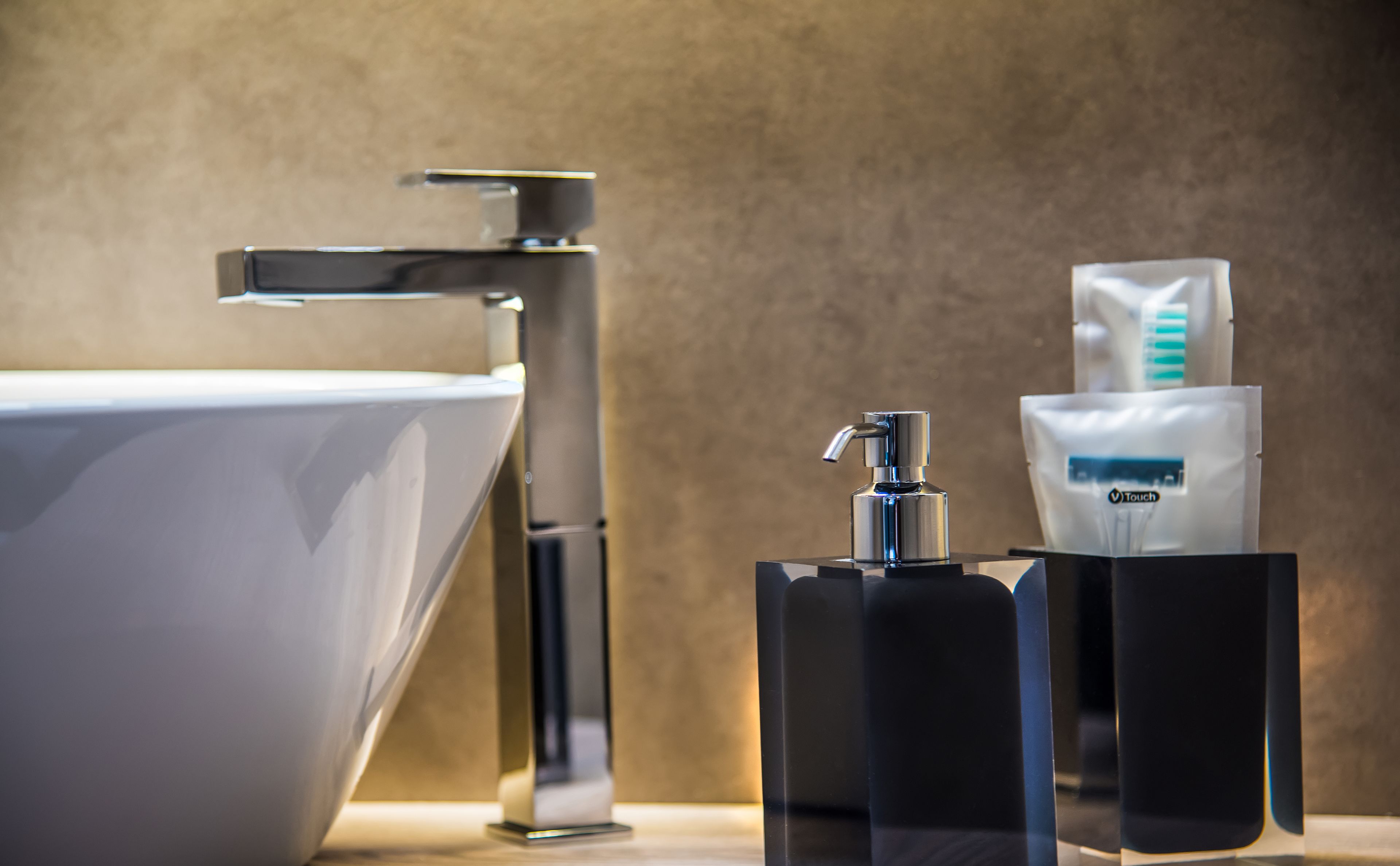 shower, rainfall showerhead, free toiletries, hair dryer