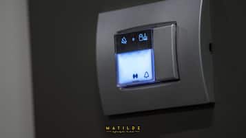 Un pannello di controllo con icone illuminate per le impostazioni della stanza.
