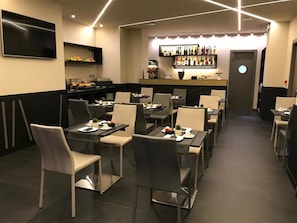 Breakfast (EUR 15 per person)