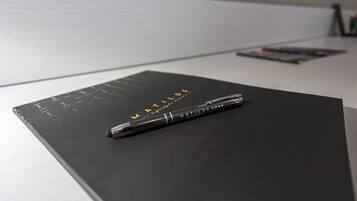 Un carnet noir sur lequel est écrit le mot « MATILDE », posé sur une surface blanche.