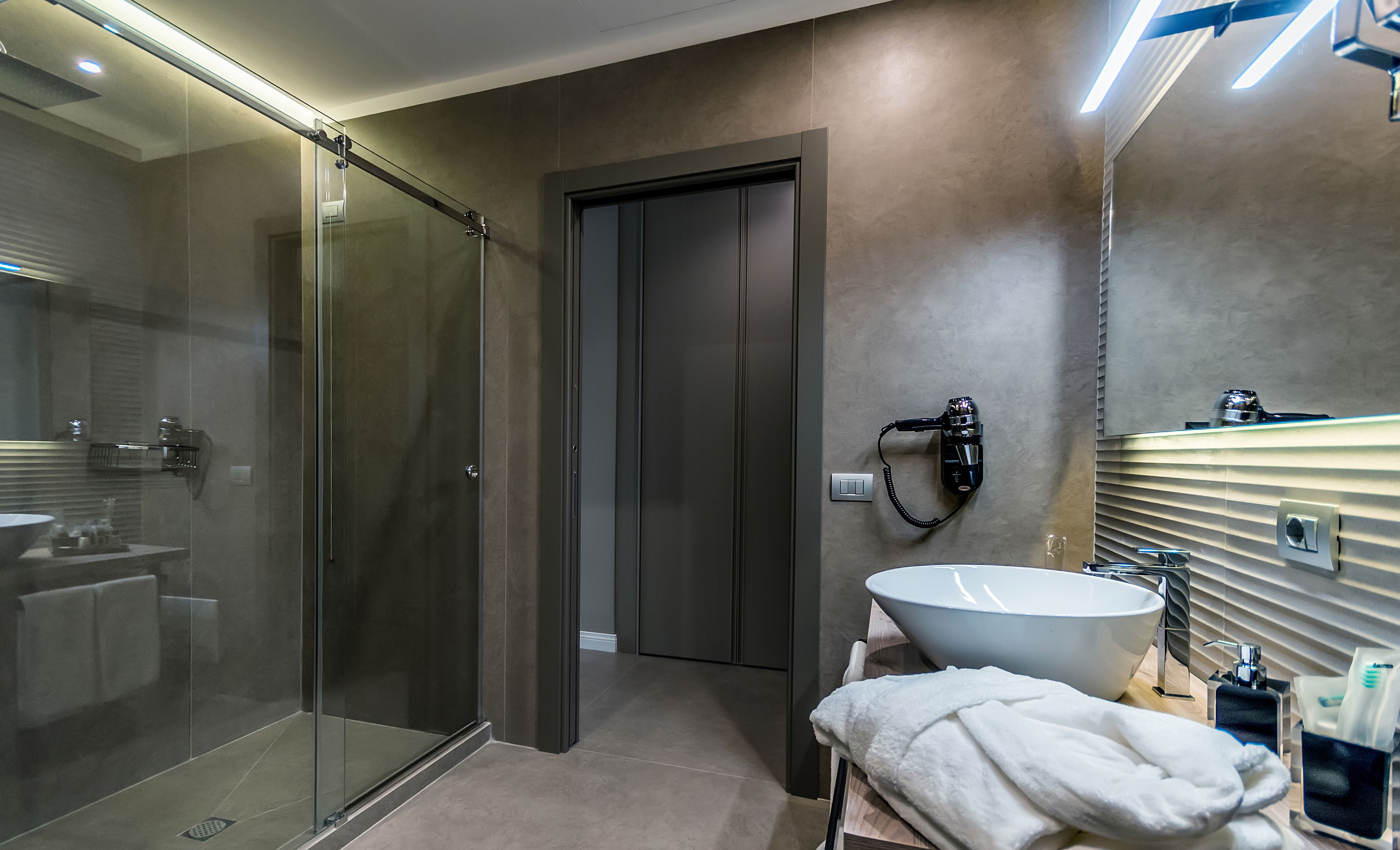 shower, rainfall showerhead, free toiletries, hair dryer