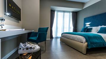 Una habitación de hotel moderna con una cama, un escritorio y una silla.