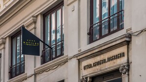 A building with a sign reading "MATILDE" and another sign below it that says "OTTICA GEODESIJA INGECERIA". - Hotel Matilde - Lifestyle Hotel (Naples)