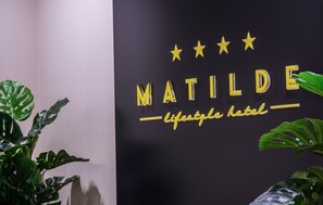 A wall with the text "MATILDE lifestyle hotel" and three stars above it. - Hotel Matilde - Lifestyle Hotel (Naples)
