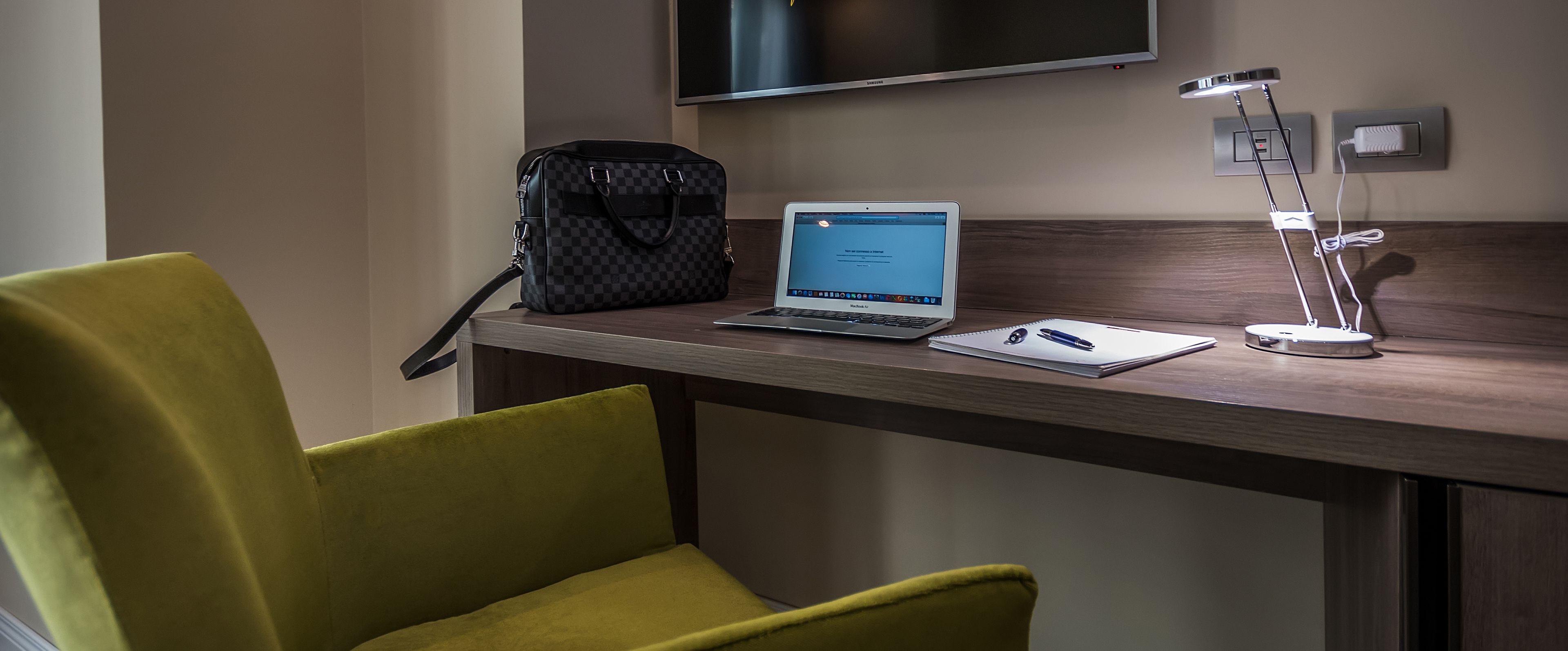 classic single room | minibar, in-room safe, desk, blackout curtains