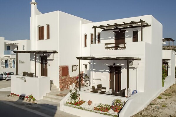 Front of property - Niriides studios (Milos)