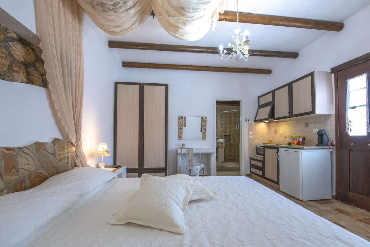Studio | Hypo-allergenic bedding, in-room safe, desk, soundproofing
