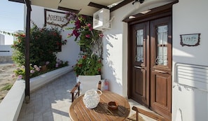 Reception - Niriides studios (Milos)