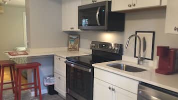 Deluxe Studio Suite, 1 Bedroom, Non Smoking, Kitchen | Private kitchen | Microwave