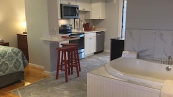Deluxe Studio Suite, 1 Bedroom, Non Smoking, Kitchen | Private kitchen