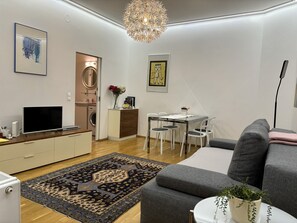 TV, DVD player, livros, biblioteca musical