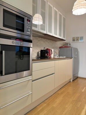 Kylskåp, mikrovågsugn, ugn och spishäll