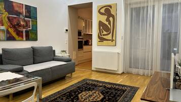 Fernseher, DVD-Player, Bücher, Musikbibliothek