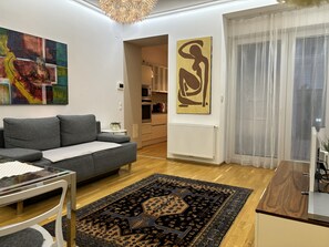 TV, DVD player, livros, biblioteca musical