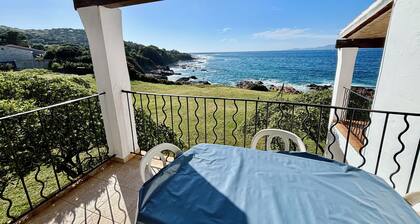 4-person first-floor apartment with sea view.