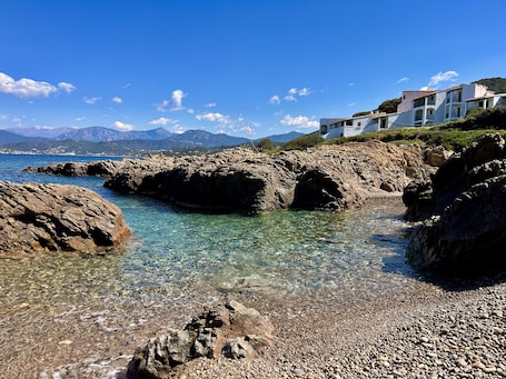 On the beach. 4-person apartment with sea view, upstairs or ground floor