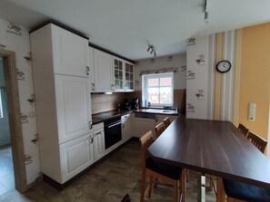 Refrigerador, horno, placa de cocina, lavavajillas