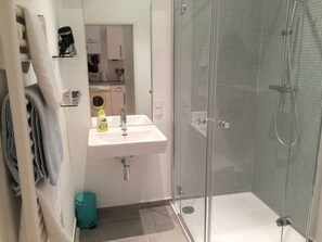 Dusche, Haartrockner, Handtücher, Seife