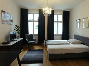 2 Schlafzimmer, Schreibtisch, Bügeleisen/Bügelbrett, Reisekinderbett