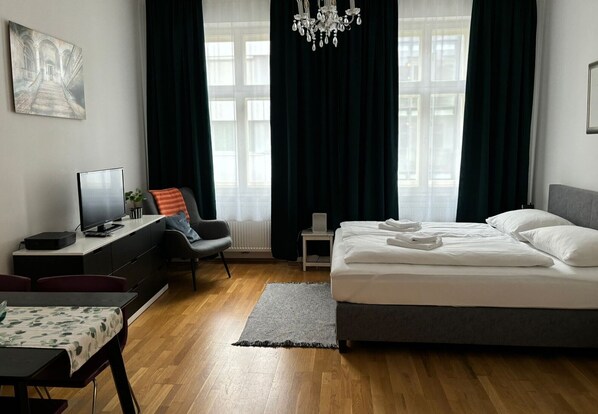 2 habitaciones, escritorio y tabla de planchar con plancha 