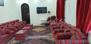 Villa familiar, varias camas, para no fumadores, vista a la montaña | Sala de estar | Televisión de pantalla plana 