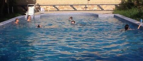 Piscine extérieure, chaises longues