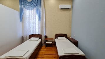 舒適雙床房, 2 張單人床, 可使用泳池, 花園景觀 | 迷你吧、客房內保險箱、書桌、遮光布/窗簾