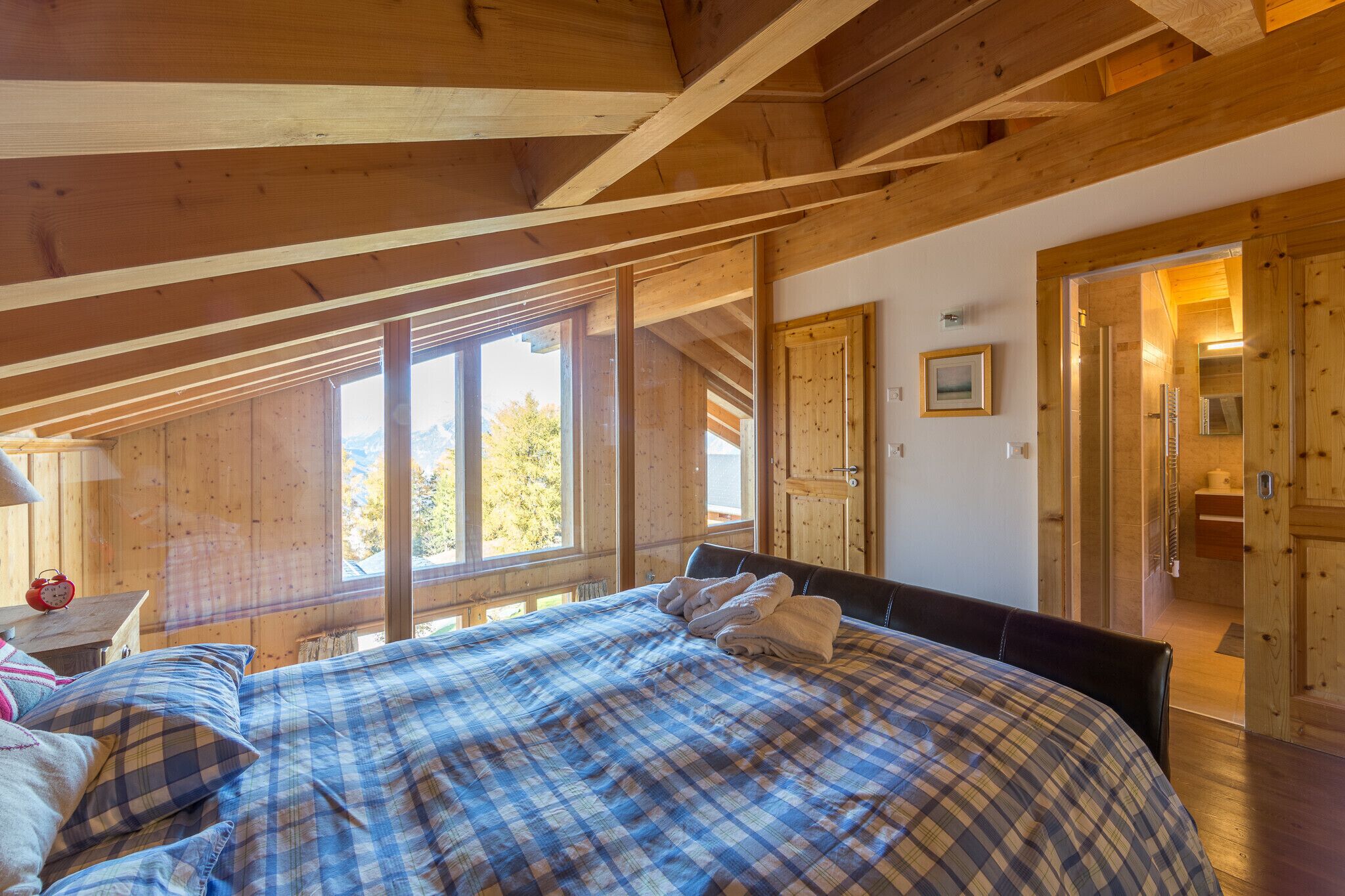 4 bedrooms, laptop workspace, iron/ironing board, free WiFi