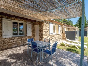 Outdoor dining - Warm stone house in Provence. (L'Isle-sur-la-Sorgue)