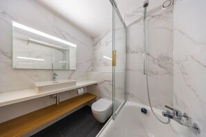 Baignoire, sĂšche-cheveux