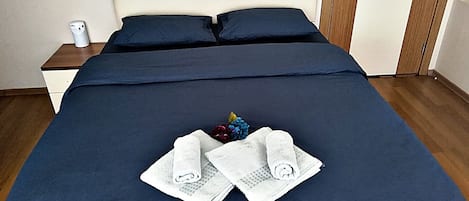 Suite, Sea View | Desk, free WiFi, bed sheets