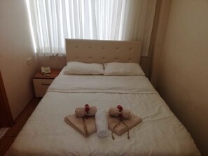 Desk, free WiFi, bed sheets - Kalamari 2 Hotel (Adalar)