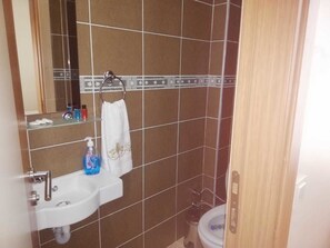 Suíte família, vista para o mar | Banheiro | Chuveiro, produtos de toalete grátis, secador de cabelo, chinelos