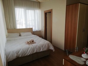 Desk, free WiFi, bed sheets - Kalamari 2 Hotel (Adalar)