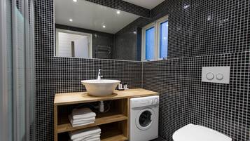 Chaumière Prestige, 2 chambres, cuisine, vue sur le parc | Salle de bain | Serviettes fournies