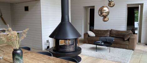 Luxury-Chalet, 2 Schlafzimmer, Whirlpool, eingeschränkter Meerblick | Wohnbereich